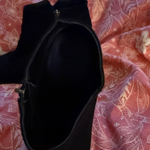 Elegant Black Ankle Boots - Picture 3 of 5